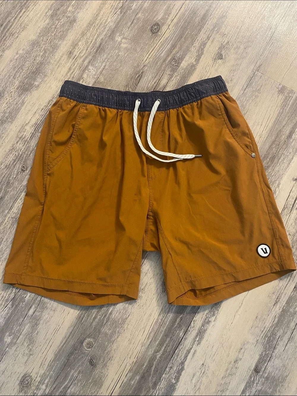 Vuori Kore Shorts Mens Orange Turmeric 7 Inseam Lined Elastic Waist Athletic L
